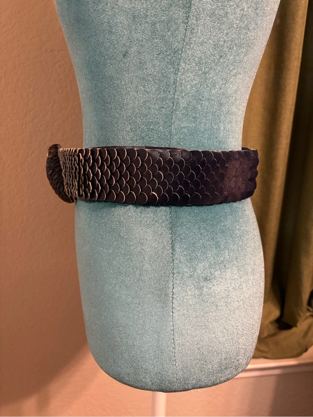 Y2K Vintage 1980’s Macaw Handcrafted Parrot Head Leather Belt in Navy